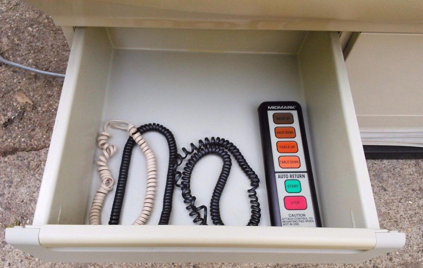 MIDMARK 405 POWER EXAM TABLE HI LO GREAT UPHOLSTERY & REMOTE CONTROL