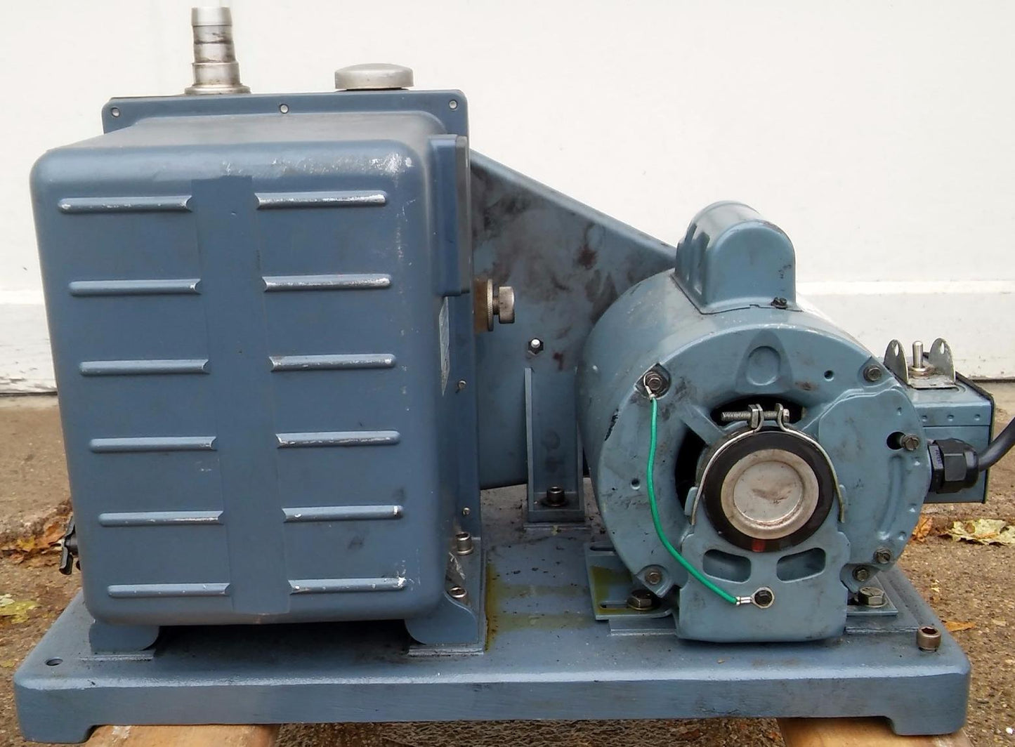 WELCH DUOSEAL 1402 Rotary Vane Vacuum Pump Emerson 1/2HP 1725 Motor WATCH VIDEO