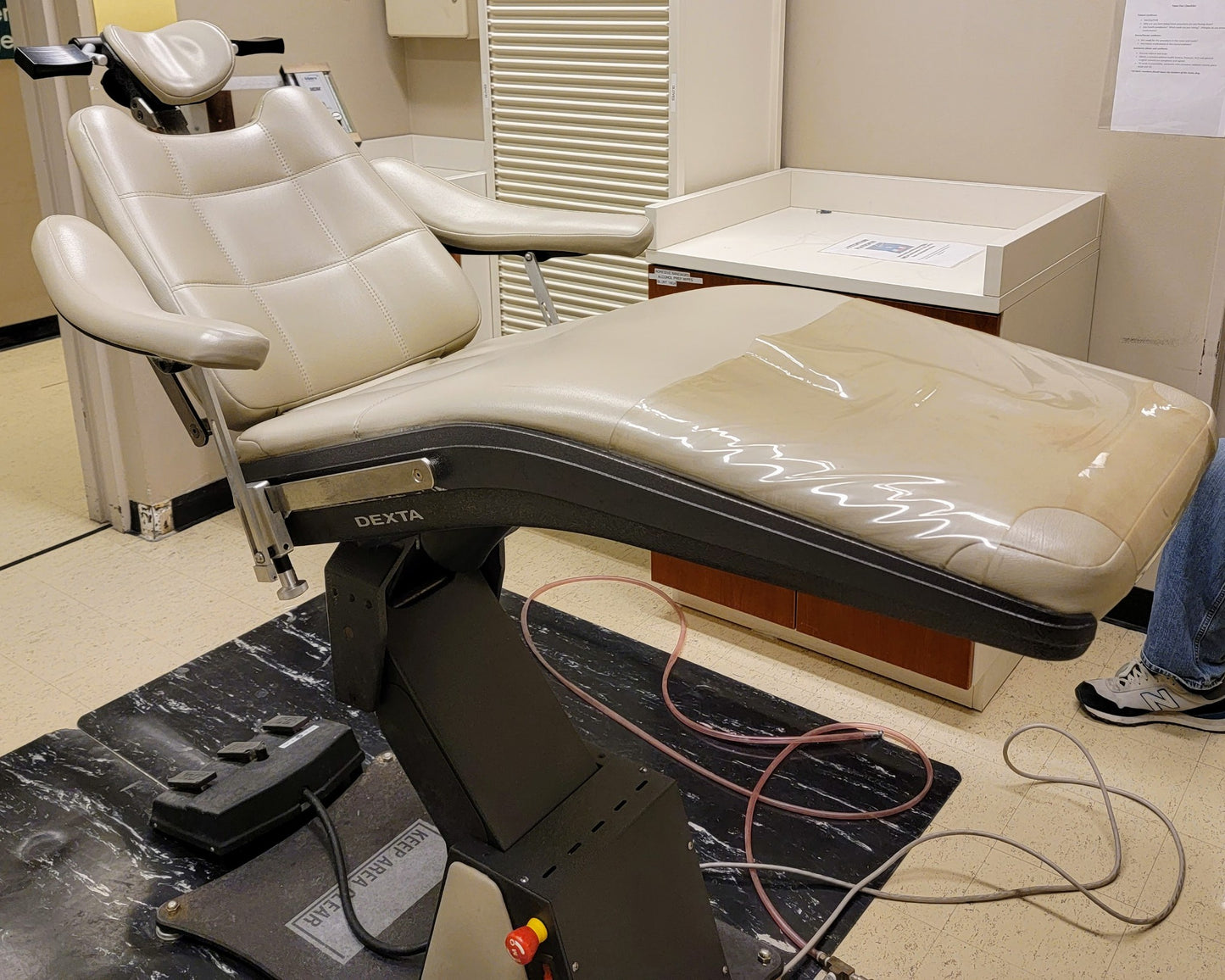 DEXTA MK25 SURGICAL DENTAL POWER EXAM CHAIR & FOOT REMOTE WATCH VIDEO FREE SHIP