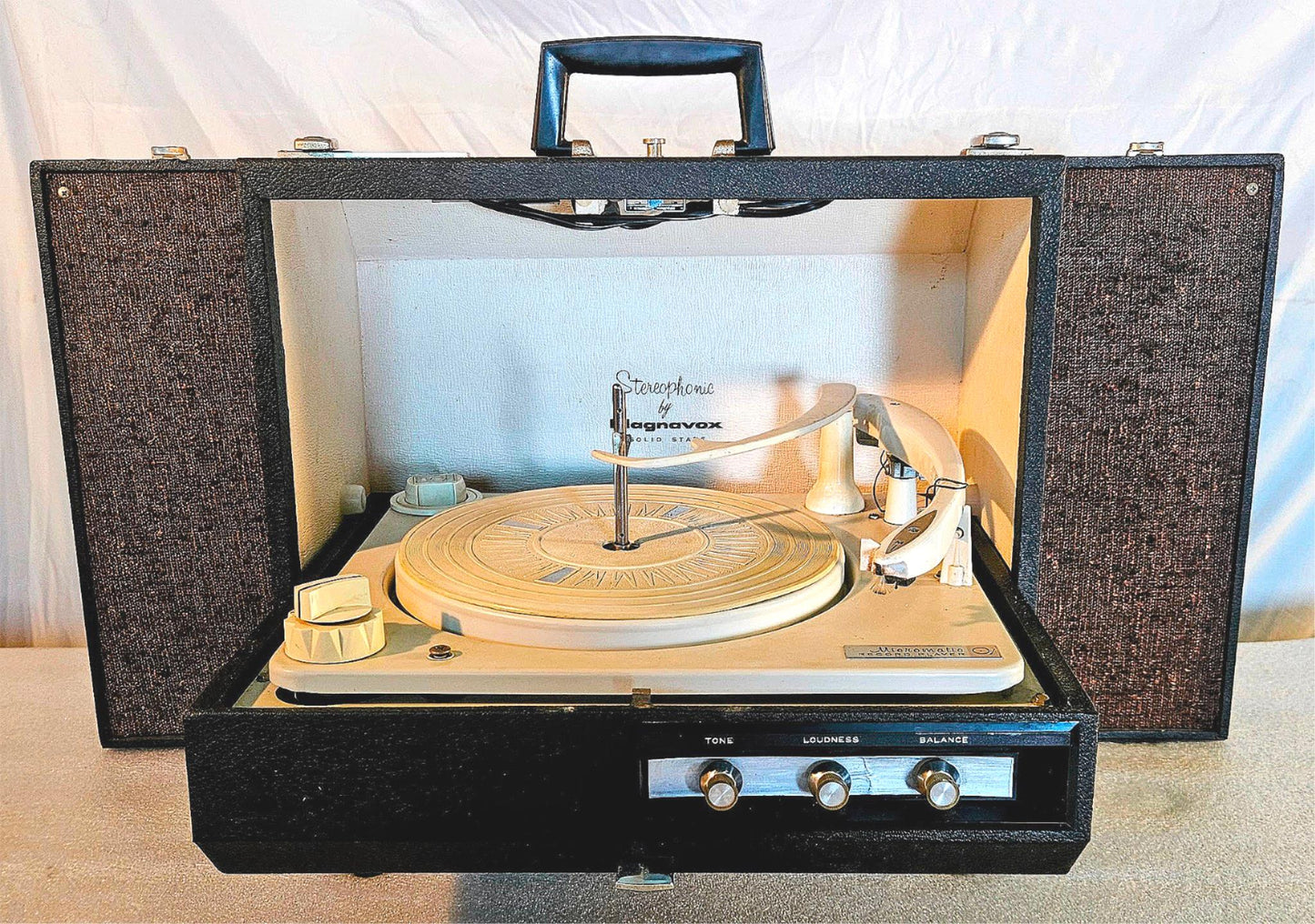 100% MAGNAVOX STEREOPHONIC MICROMATIC PORTABL TURNTABLE RECORD PLAYER WATCHVIDEO