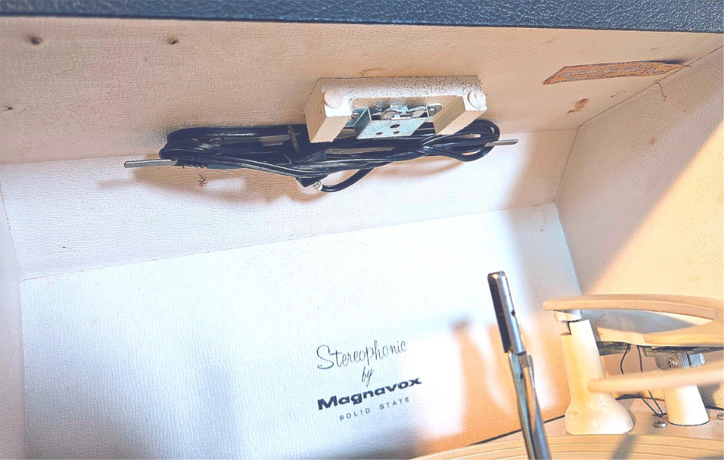 100% MAGNAVOX STEREOPHONIC MICROMATIC PORTABL TURNTABLE RECORD PLAYER WATCHVIDEO