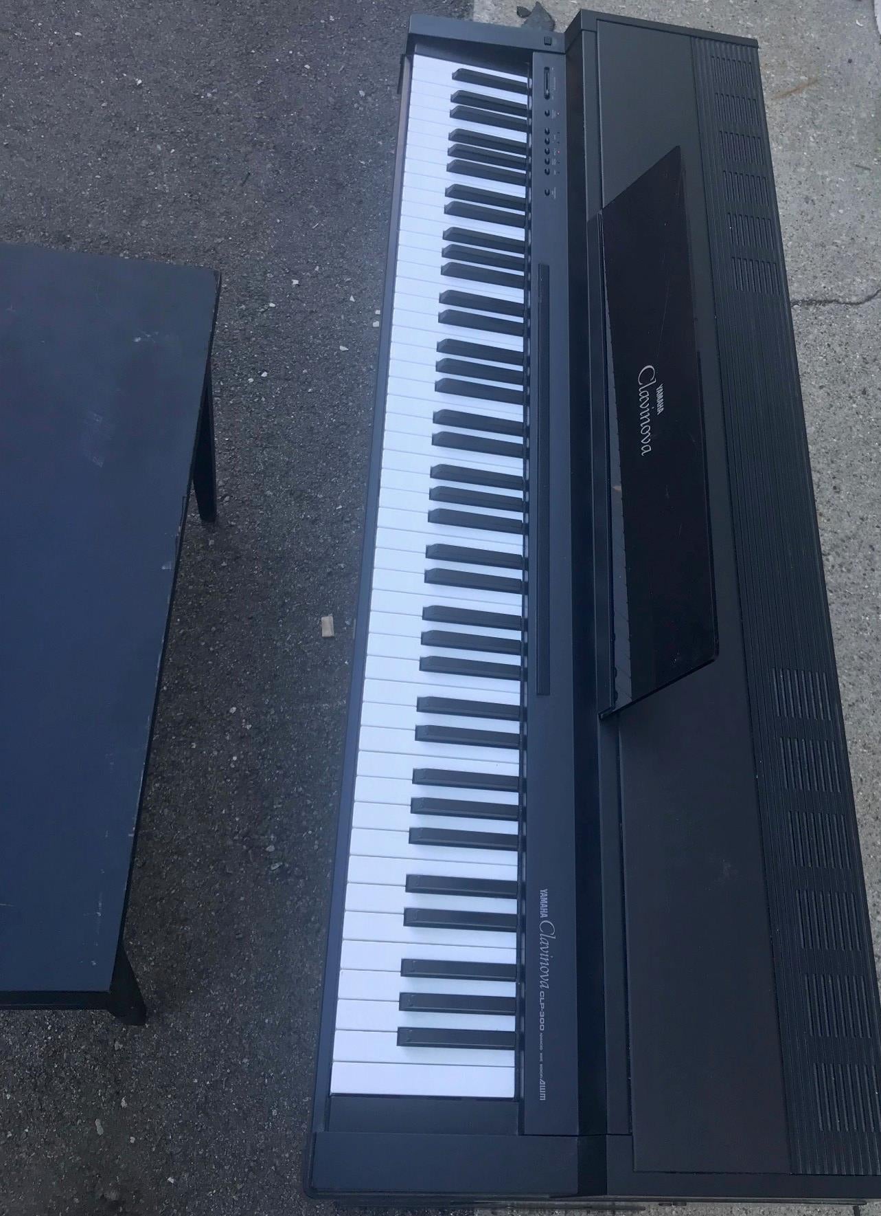 YAMAHA CLAVINOVA CLP-300 DIGITAL PIANO & BENCH WATCH VIDEO FREE SHIP