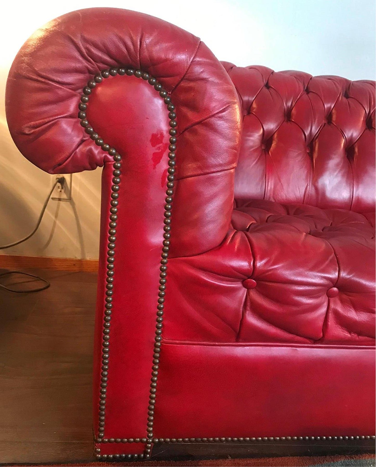 WONDERFUL CLASSIC CHESTERFIELD RED TUFTED LEATHER SOFA NO RIPS NO TEARS FREESHIP