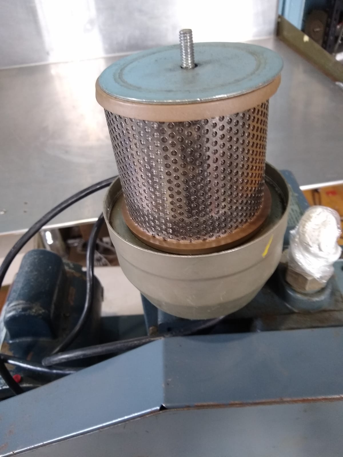 WARRANTY WELCH BELT DRIVEN DUOSEAL MODEL 1402 VACCUM PUMP 1x10⁻⁴ torr WATCHVIDEO