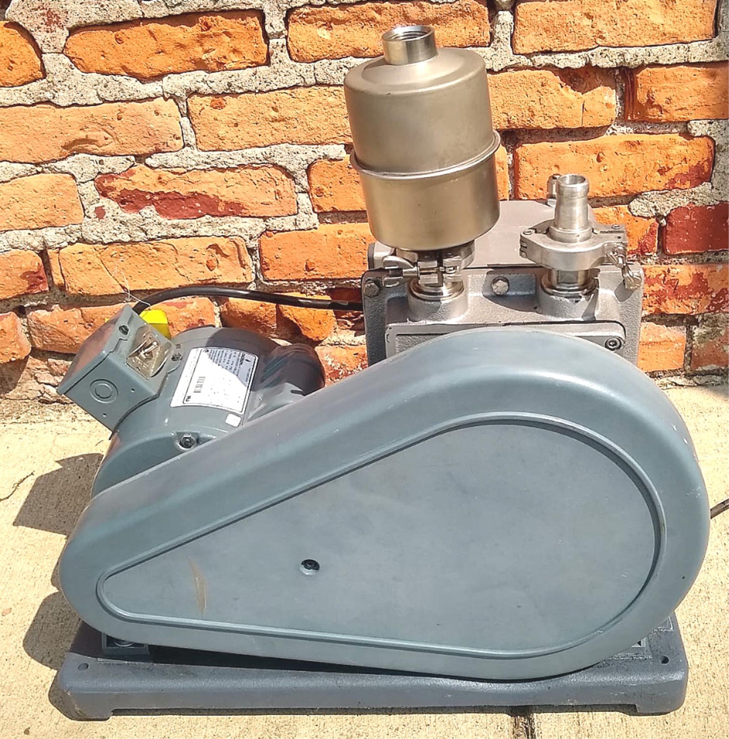 WELCH BELT DRIVEN DUOSEAL1402N CHEMSTAR VACUUM PUMP 1x10⁻⁴To WATCHVIDEO FREESHIP