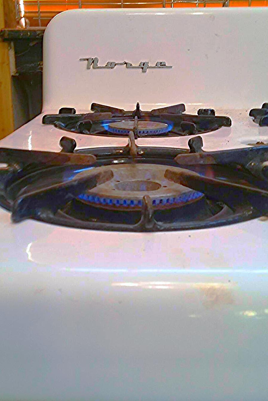 COMPLET VINTAGE NORGE GAS RANGE STOVE WHITE PORCELAIN ENAMEL BURNER OVEN BROILER
