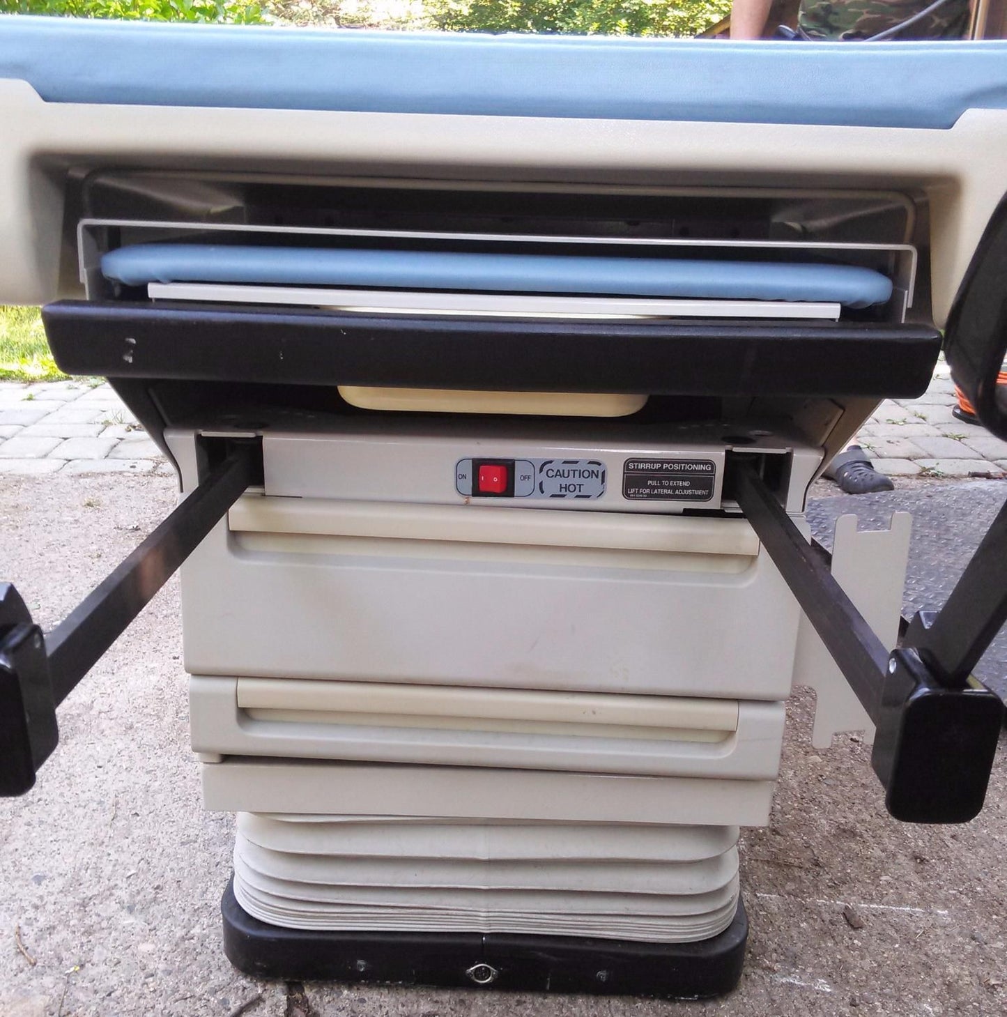 MIDMARK 405 POWER EXAM TABLE HI LO GREAT UPHOLSTERY & REMOTE CONTROL