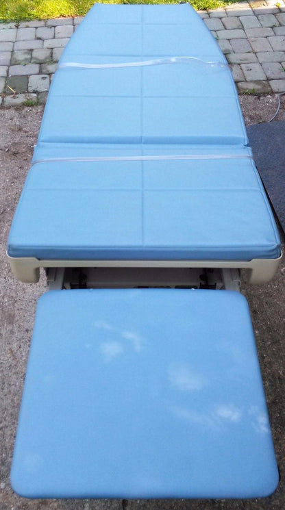 MIDMARK 405 POWER EXAM TABLE HI LO GREAT UPHOLSTERY & REMOTE CONTROL
