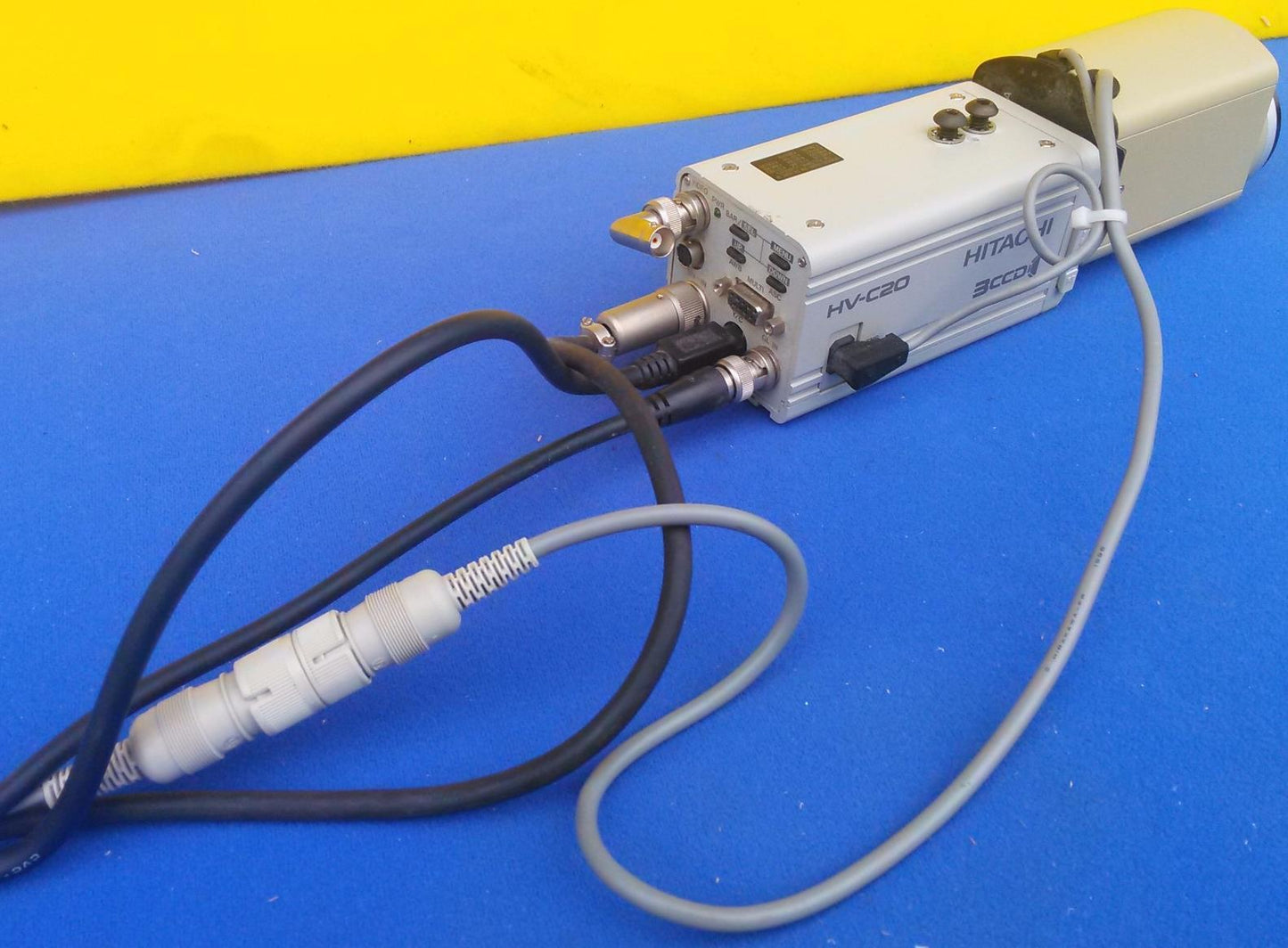 HITACHI MODL HV-C20U-S4 HV-C20 COLOR VIDEO 3CCD FUJI FUJINON D10x 8B-SNDS21 ZOOM