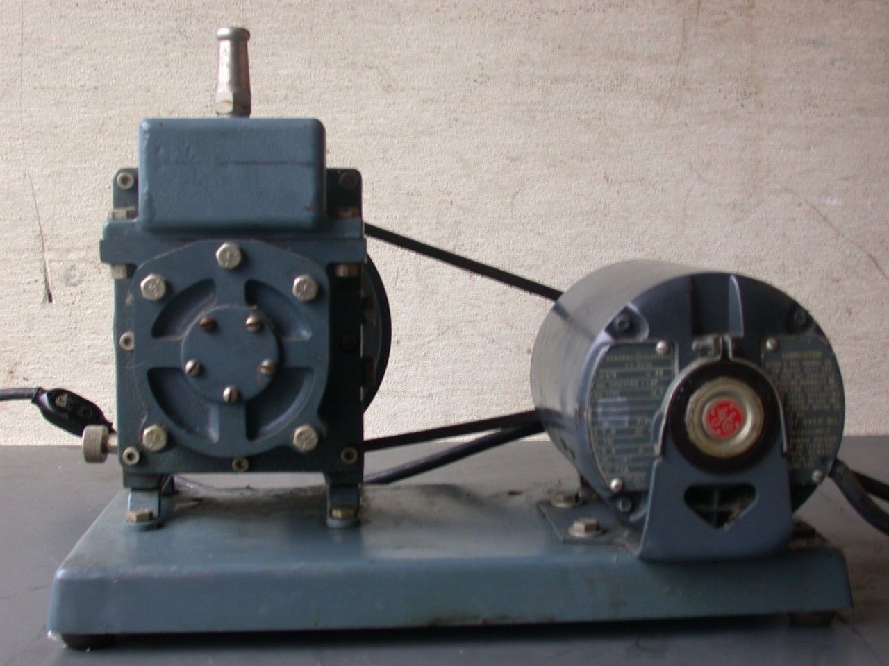DUO-SEAL BELT DRIVE ROTARY VANE DUO SEAL MODEL 1400 VACUUM PUMP