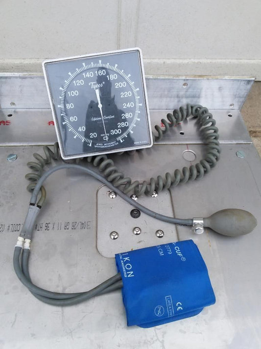 WELCH ALLYN TYCOS SPHYGMOMANOMETER & CRITIKON DURA CUFFS 17 -  25 Centimeters