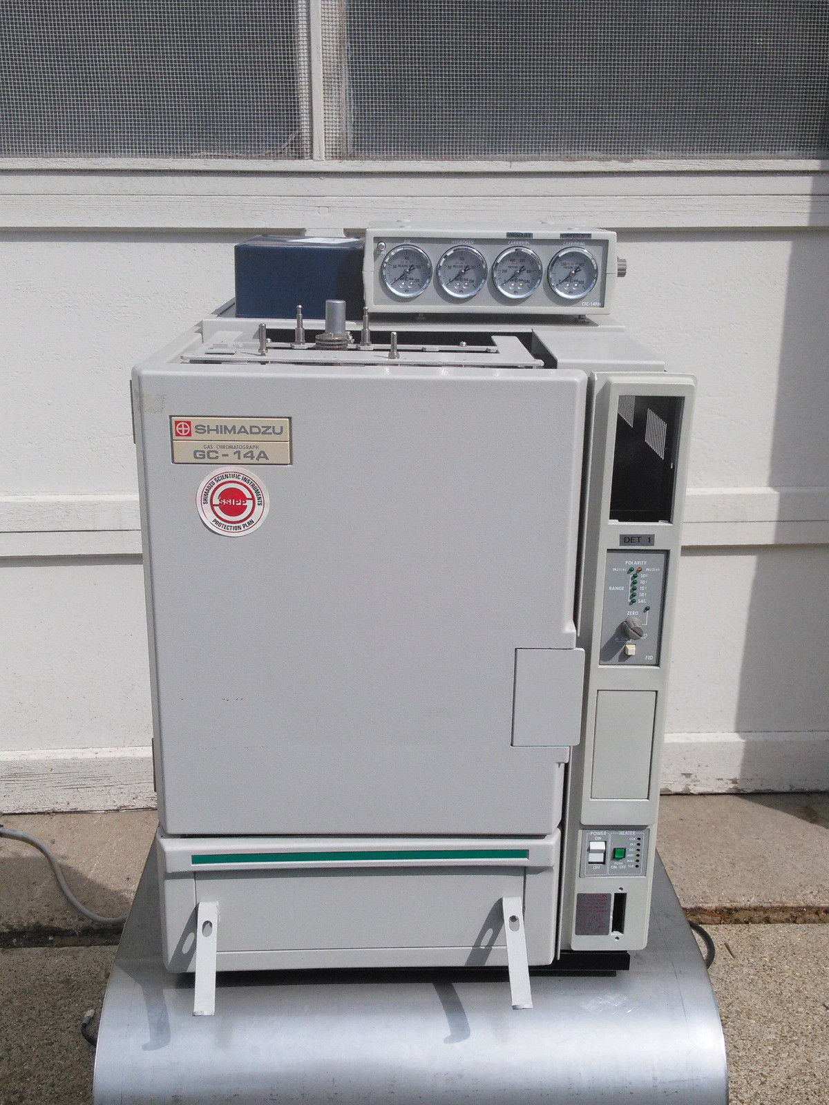 SHIMADZU GC-14A GAS CHROMATOGRAPH with 1 REGULATOR