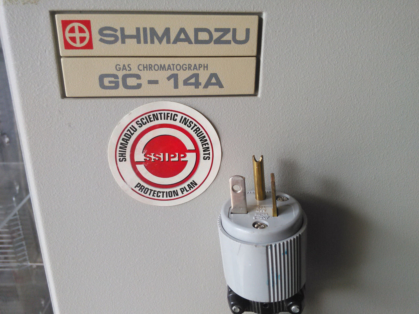 SHIMADZU GC-14A GAS CHROMATOGRAPH with 1 REGULATOR