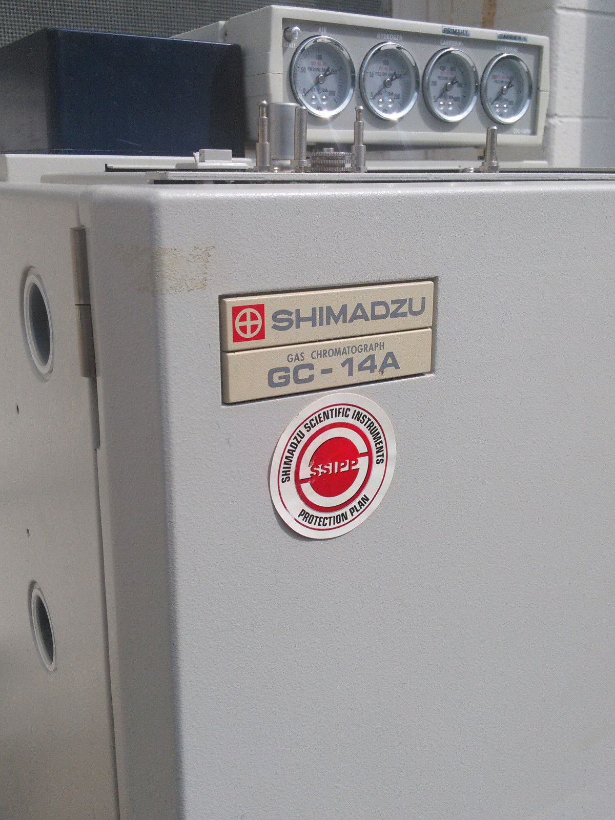 SHIMADZU GC-14A GAS CHROMATOGRAPH with 1 REGULATOR