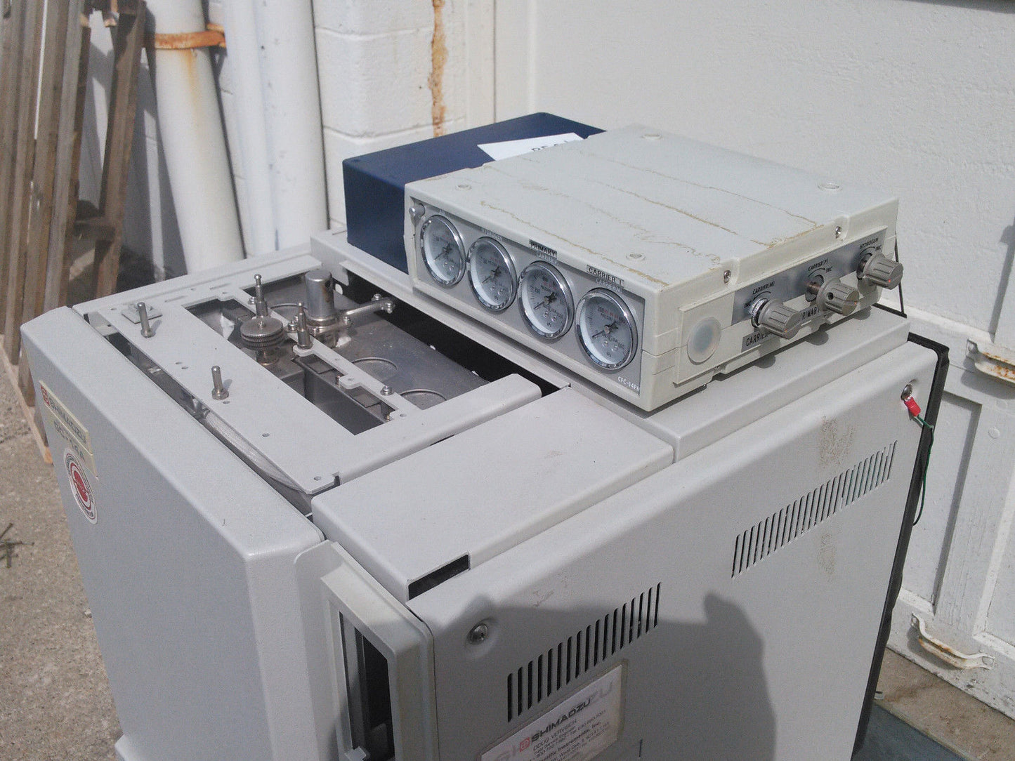 SHIMADZU GC-14A GAS CHROMATOGRAPH with 1 REGULATOR