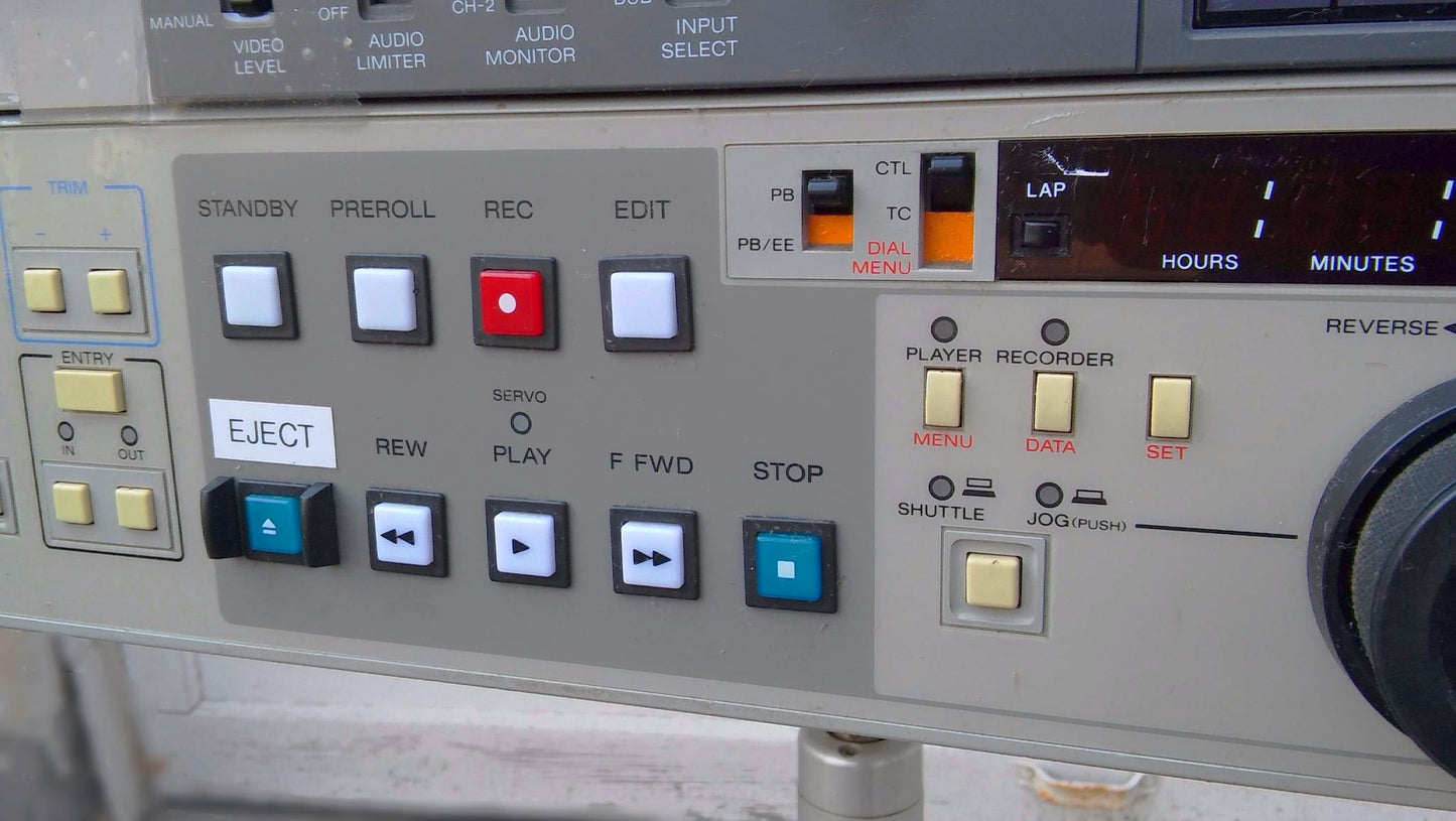 SONY U-MATIC VIDEO RECORDER EDITOR BVU-950 with MANUAL POWERS UP FINE 3/4 VTR