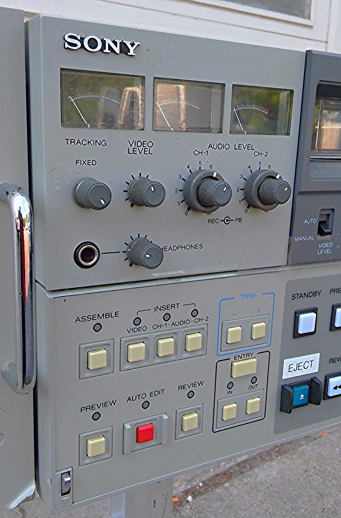 SONY U-MATIC VIDEO RECORDER EDITOR BVU-950 with MANUAL POWERS UP FINE 3/4 VTR