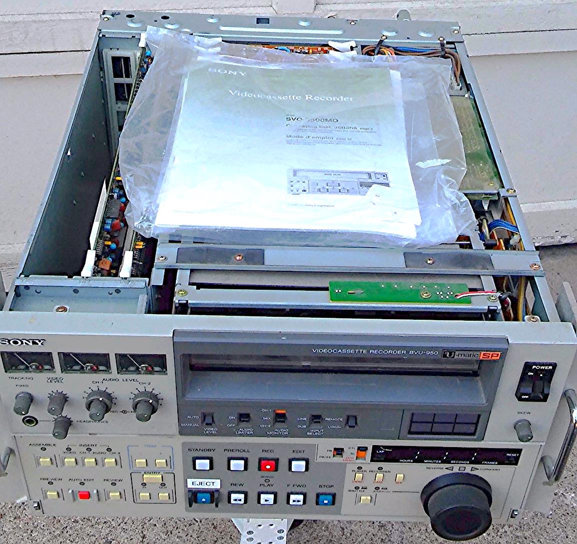 SONY U-MATIC VIDEO RECORDER EDITOR BVU-950 with MANUAL POWERS UP FINE 3/4 VTR