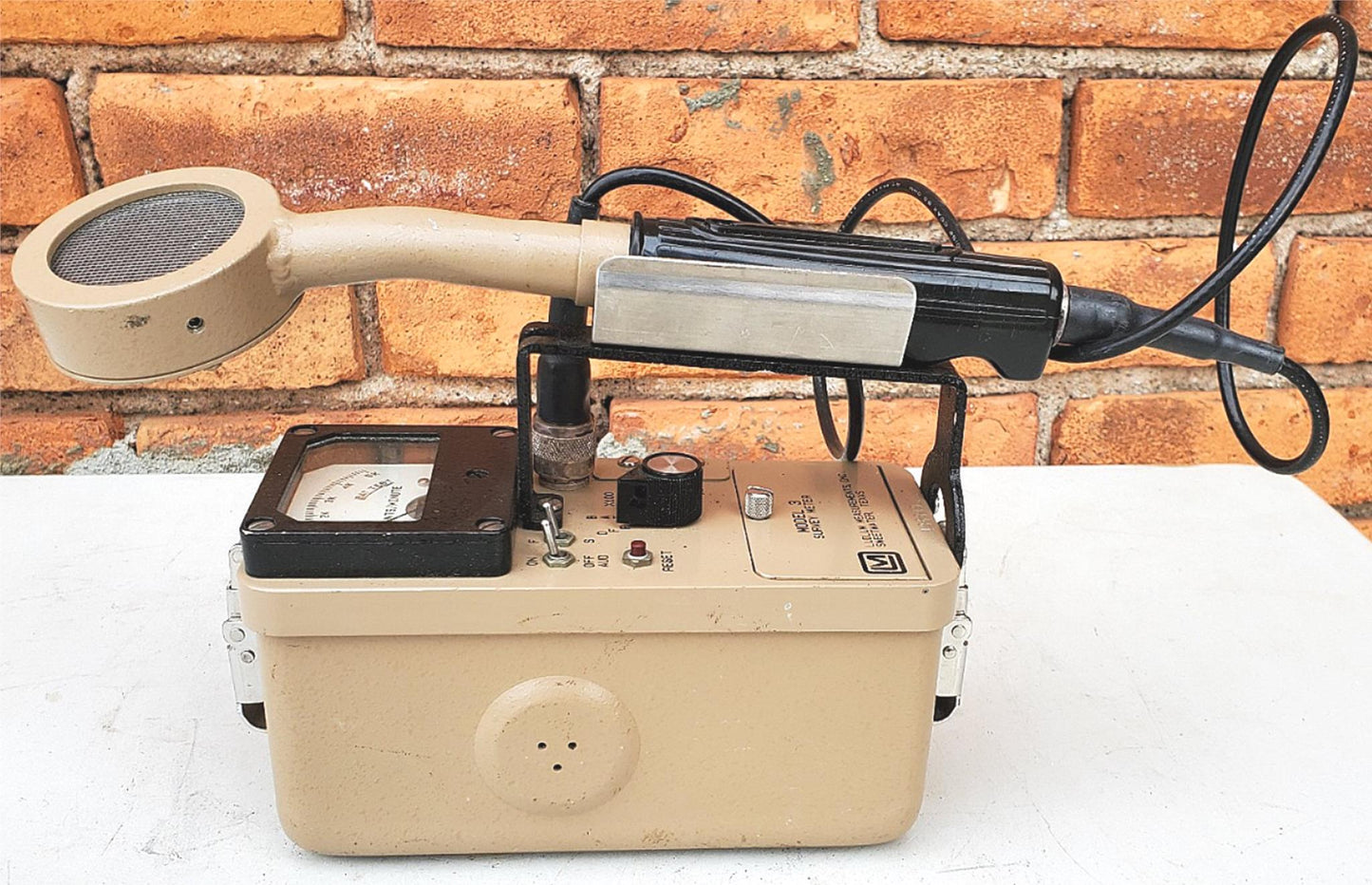 LUDLUM 3 SURVEY METER with 44-9 ALPHA BETA GAMMA RADIATION DETECTOR FREE SHIPPIN