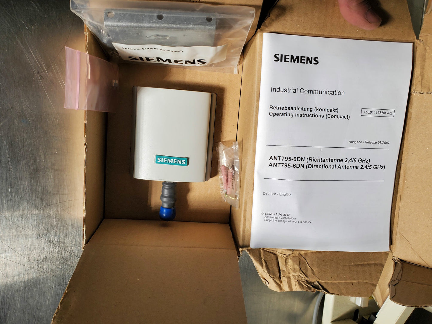 SIEMENS SIMATIC NET INDUSTRIAL IWLAN ANTENNA ANT795-6DN 5.0 / 2.4 GHz FREE SHIP