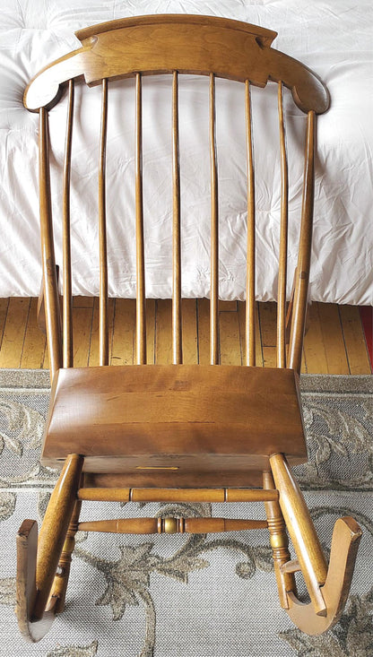 RARE VINTAGE NICHOLS & STONE WINDSOR ROCKING CHAIR PRISTINE CONDITION FREE SHIP