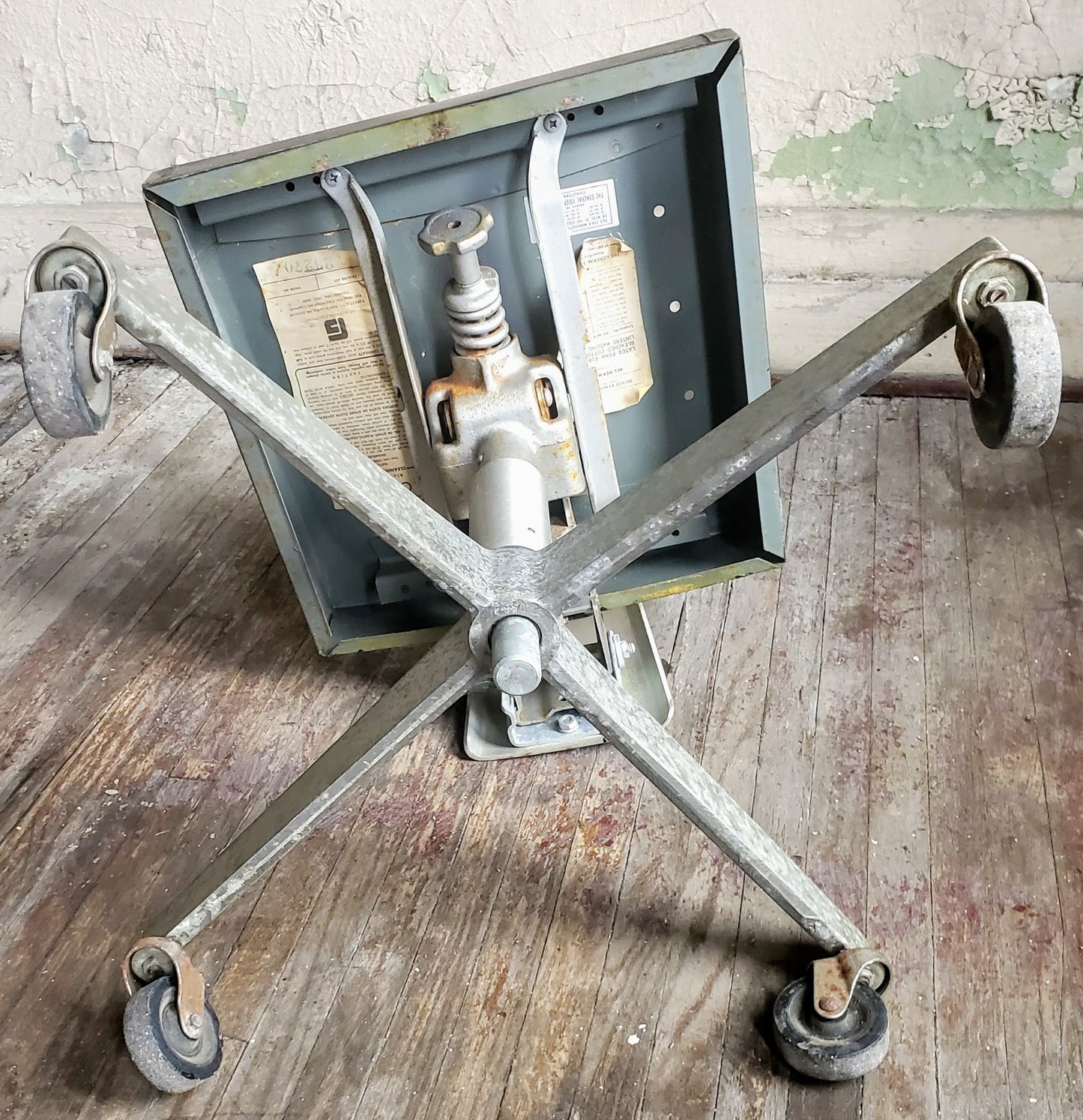 VINTAGE GOOD FORM ALUMINUM INDUSTR STEAMPUNK BANKER OFFICE SWIVEL CHAIR FREESHIP