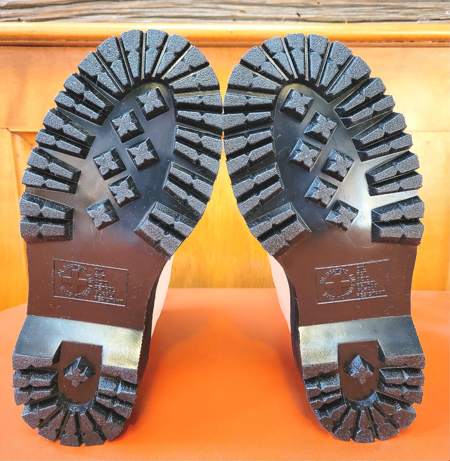 BRANDNEW IN BOX DR MARTENS 2976 QUAD CHELSEA BOOT WHITE WOMEN5/MEN4 FREEFASTSHIP