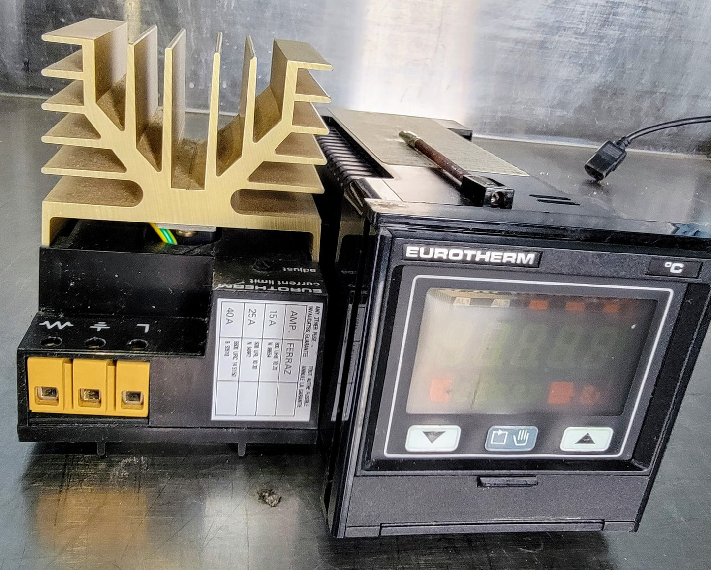 SCHNEIDER EUROTHERM 818P/TC/R0V5 TEMP with POWER CONTROLLER / HEAT SINK & MANUAL