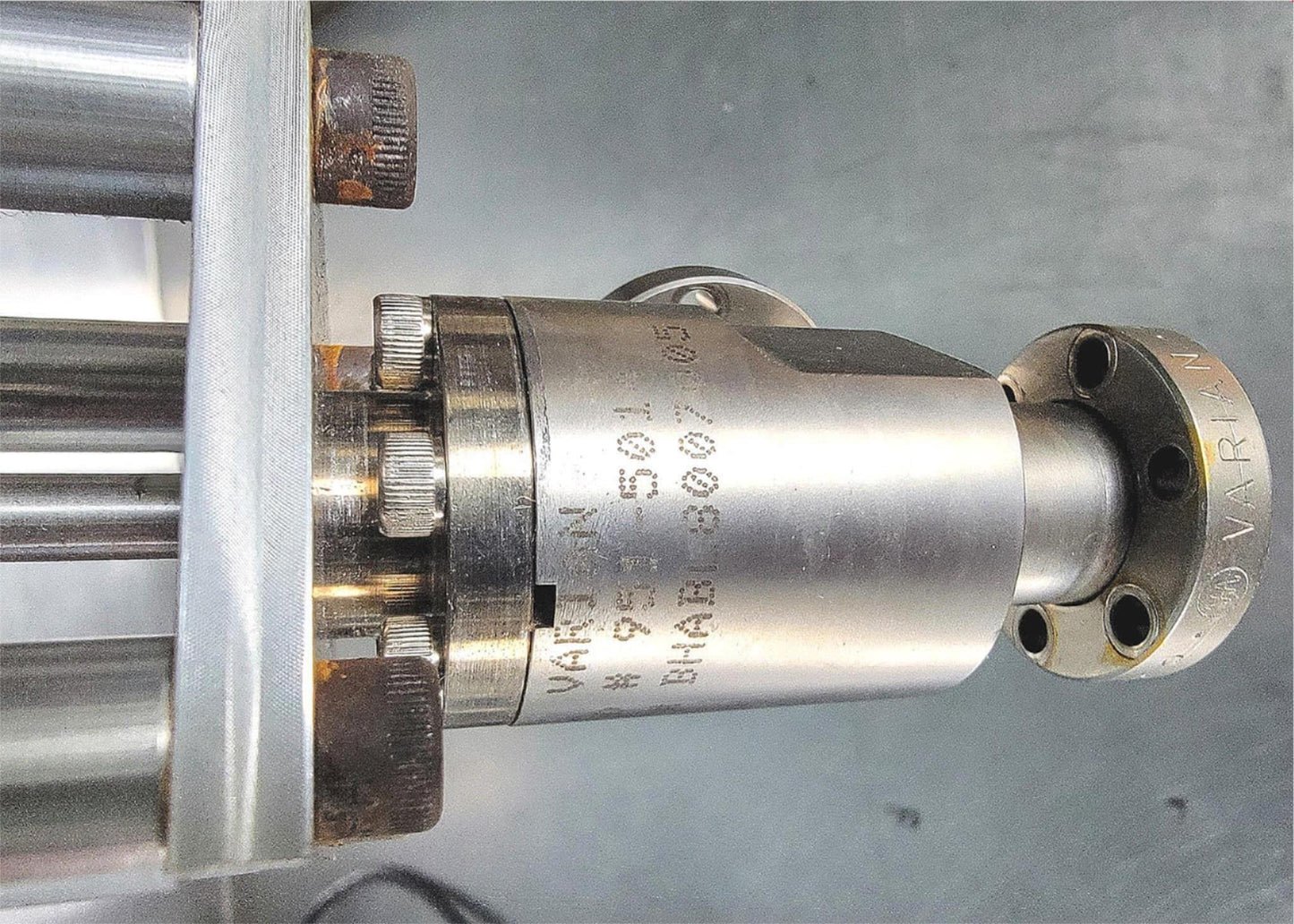 VARIAN 951-5014 BAKEABLE UHV ANGLE VALVE w/ DAYTON SPEEDAIRE 2A709 & BONUS MOUNT