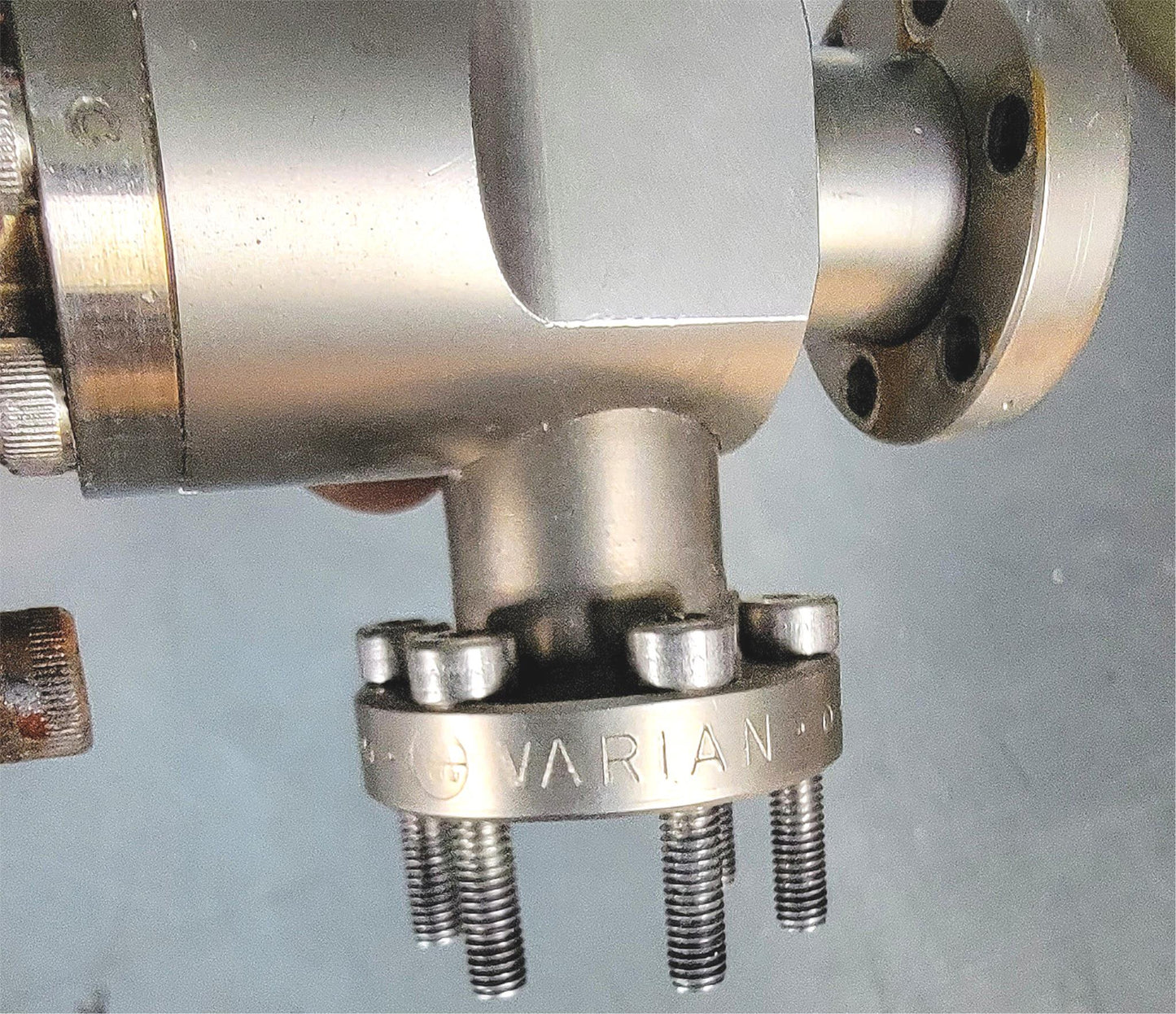 VARIAN 951-5014 BAKEABLE UHV ANGLE VALVE w/ DAYTON SPEEDAIRE 2A709 & BONUS MOUNT