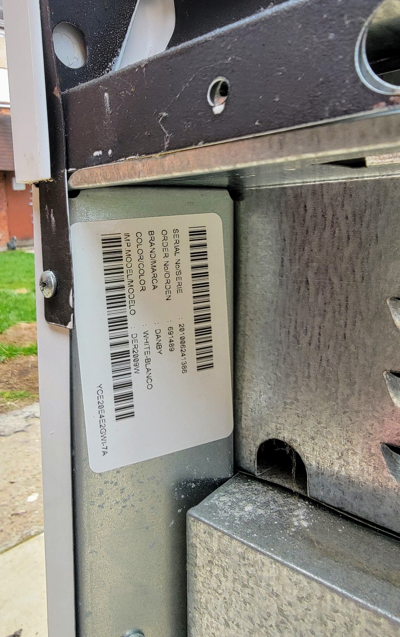 PERFECT FOR TIGHT SPACE DANBY 20" FREESTANDING ELECTRIC RANGE OVEN 220Volt WHITE