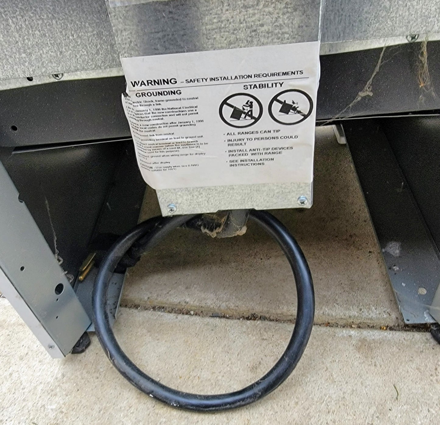 PERFECT FOR TIGHT SPACE DANBY 20" FREESTANDING ELECTRIC RANGE OVEN 220Volt WHITE