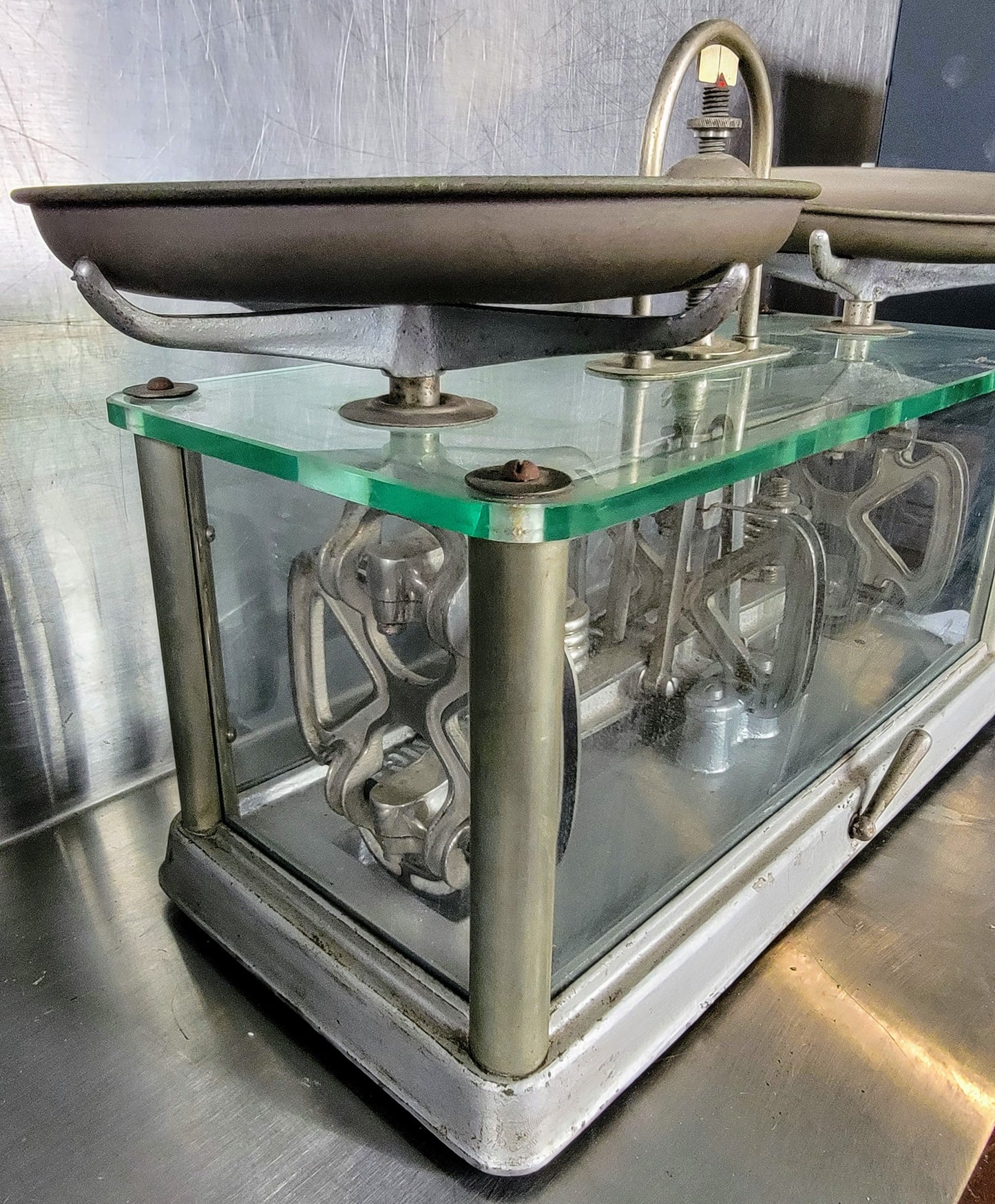 RARE VINTAGE 1920s TORSION BALANCE STYLE 255 MODEL 7948 GLASS ENCLOSURE FREESHIP