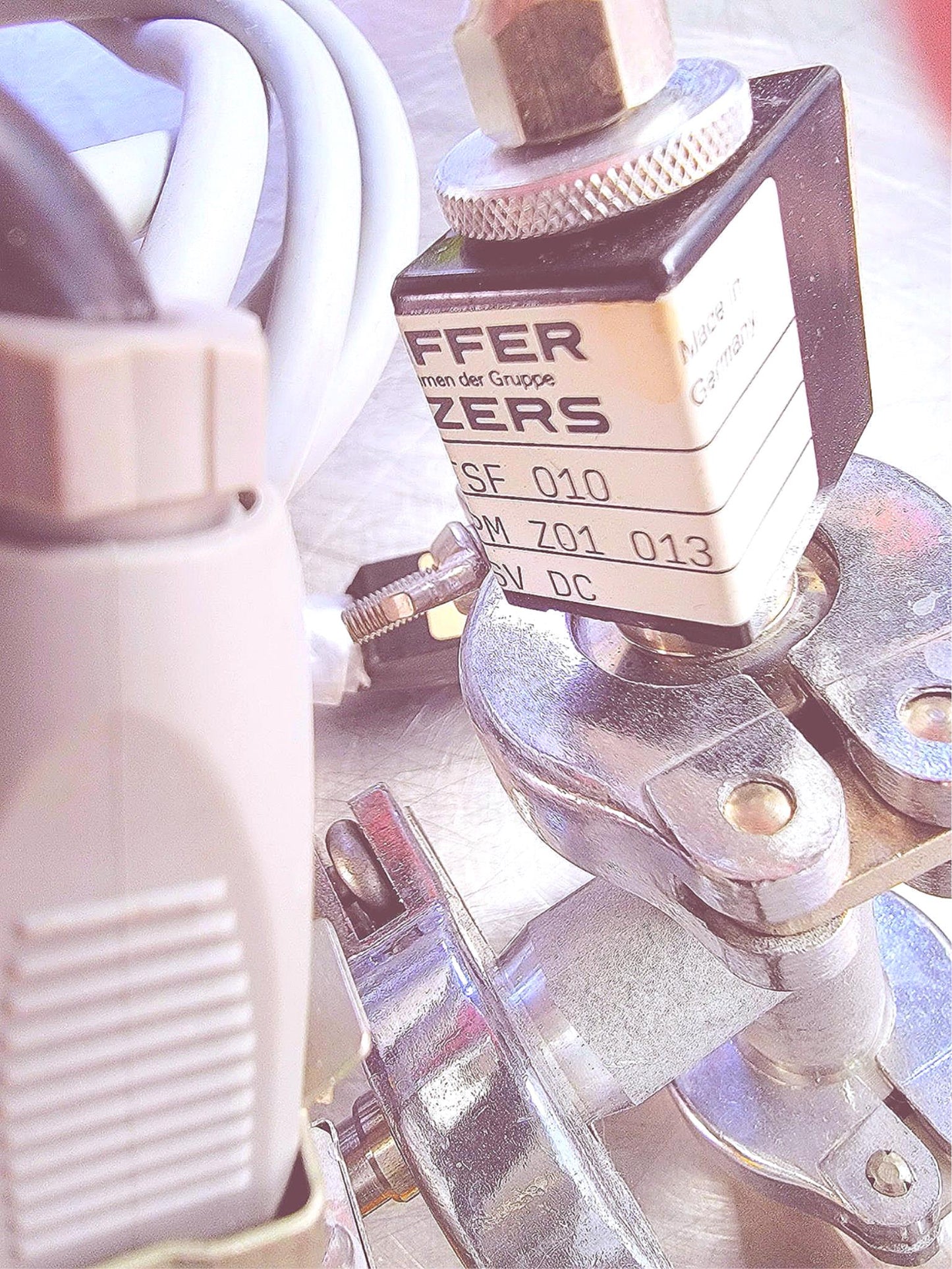 BALZERS PFEIFFER TMH 260 TURBOMOLECULAR VACUUM PUMP TWO CABLES & EXTRAS FREESHIP