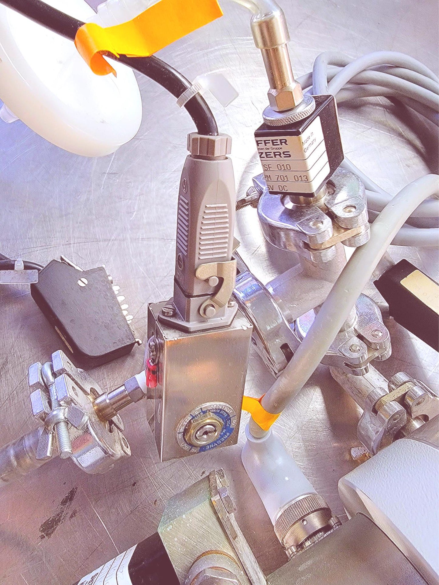 BALZERS PFEIFFER TMH 260 TURBOMOLECULAR VACUUM PUMP TWO CABLES & EXTRAS FREESHIP