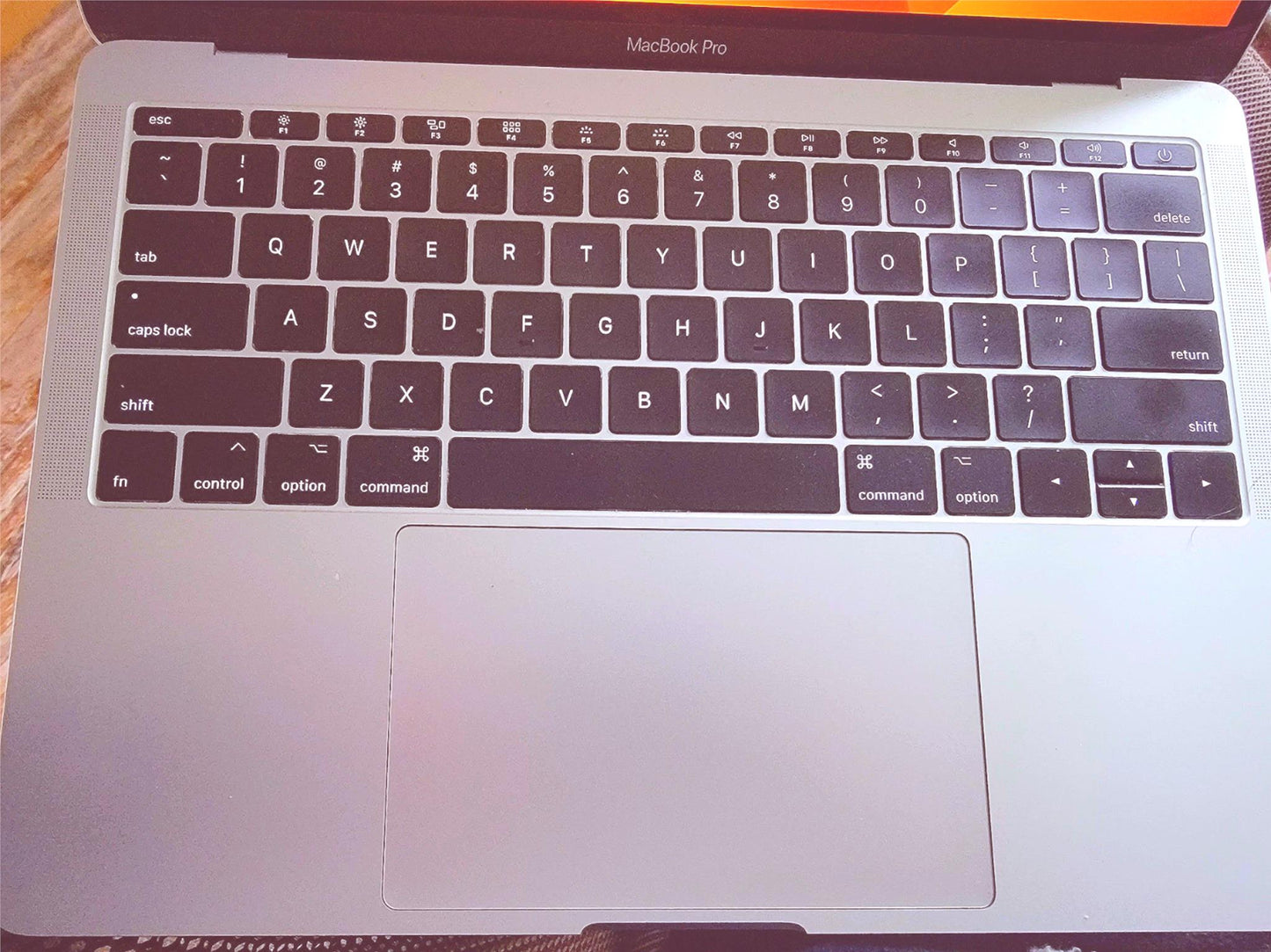 APPLE MacPRO 14.1 Model A1708 2.3Ghz DUALCORE i5 8GB 2133MHz RETINA 13" WARRANTY