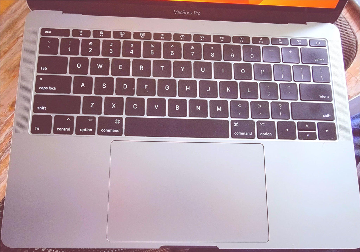 APPLE MacPRO 14.1 Model A1708 2.3Ghz DUALCORE i5 8GB 2133MHz RETINA 13" WARRANTY