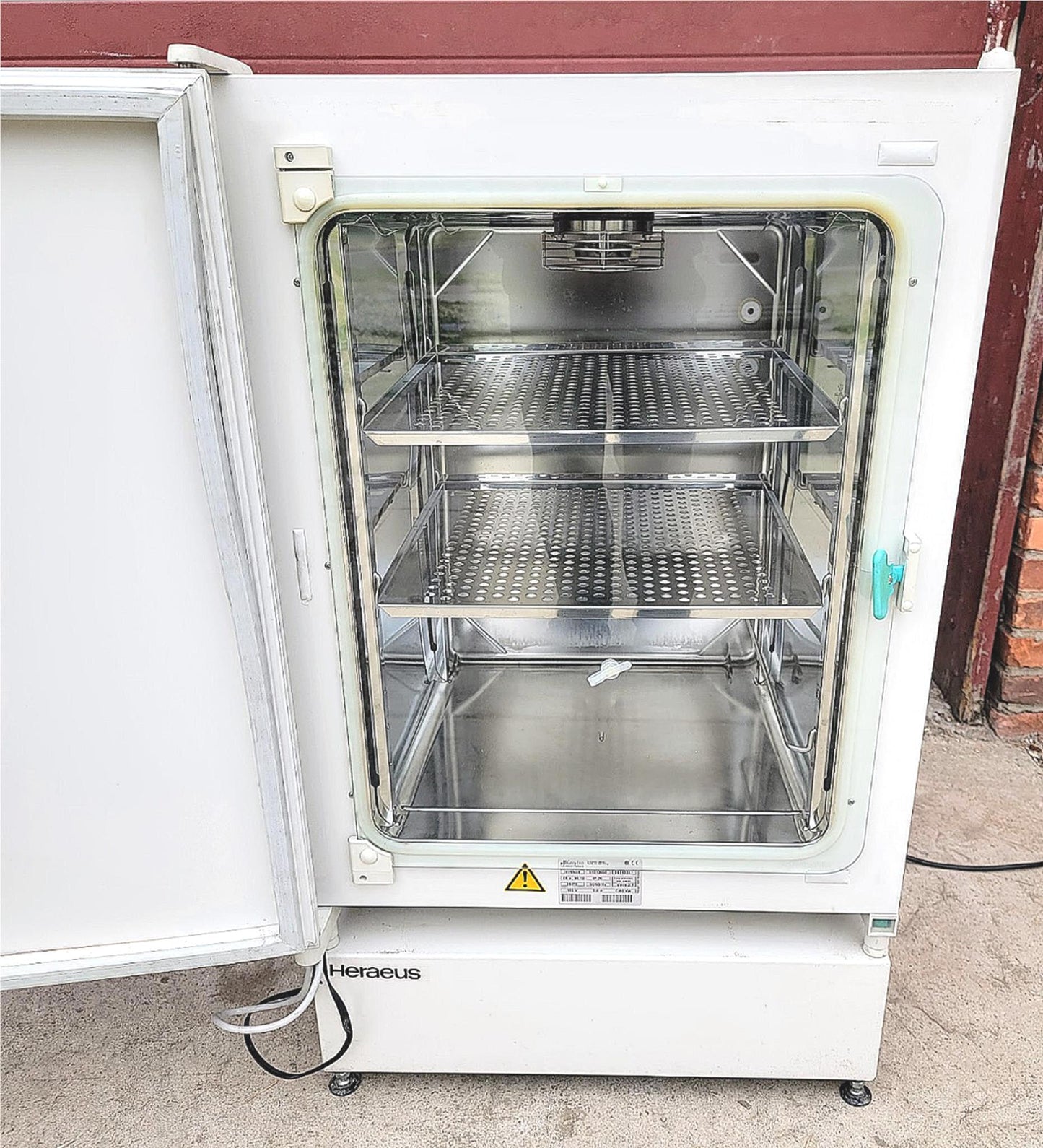 HERA CELL 240 CO2 INCUBATOR by HERAEUS with ST STEEL TRAYS & Bonus BASE FREESHIP