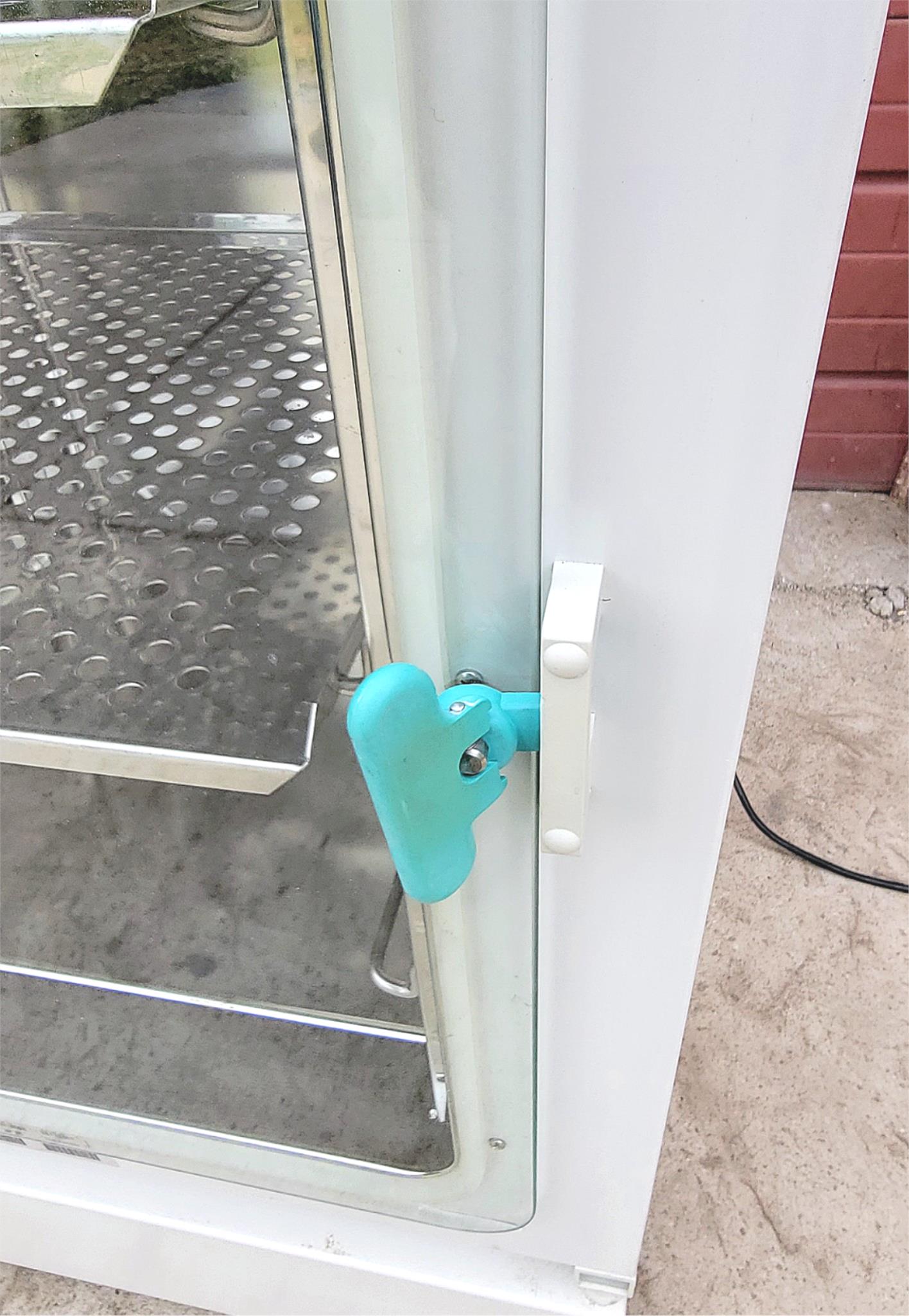 HERA CELL 240 CO2 INCUBATOR by HERAEUS with ST STEEL TRAYS & Bonus BASE FREESHIP