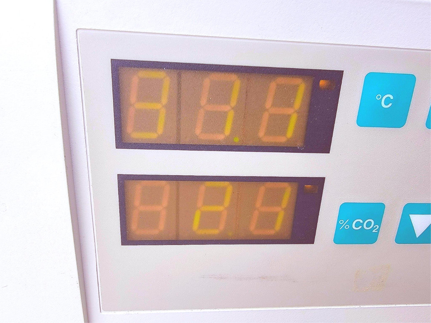 HERA CELL 240 CO2 INCUBATOR by HERAEUS with ST STEEL TRAYS & Bonus BASE FREESHIP