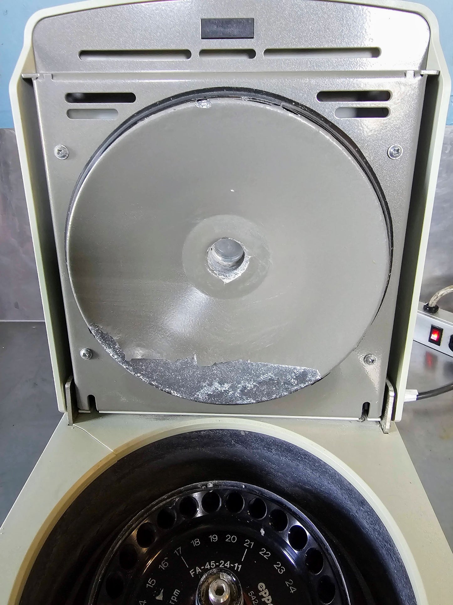 EPPENDORF 5424 CENTRIFUGE & AEROSOL-TIGHT FA-45-24-11 ROTOR & MANUAL WATCH VIDEO