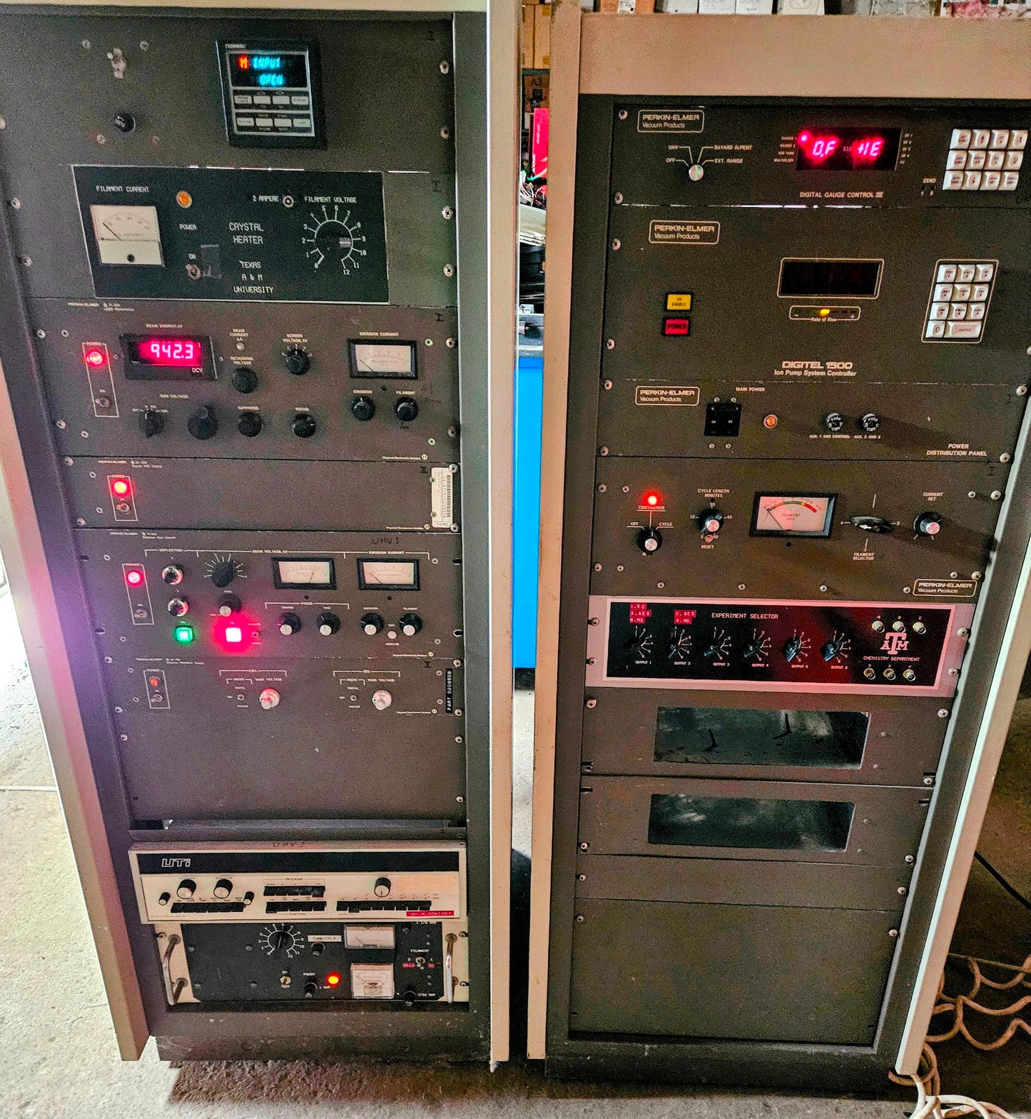 PERKIN-ELMER ULTRA HIGH VACUUM 32-100 / 11-010 ION ELECTRON CHROMATOGRAPH SYSTEM