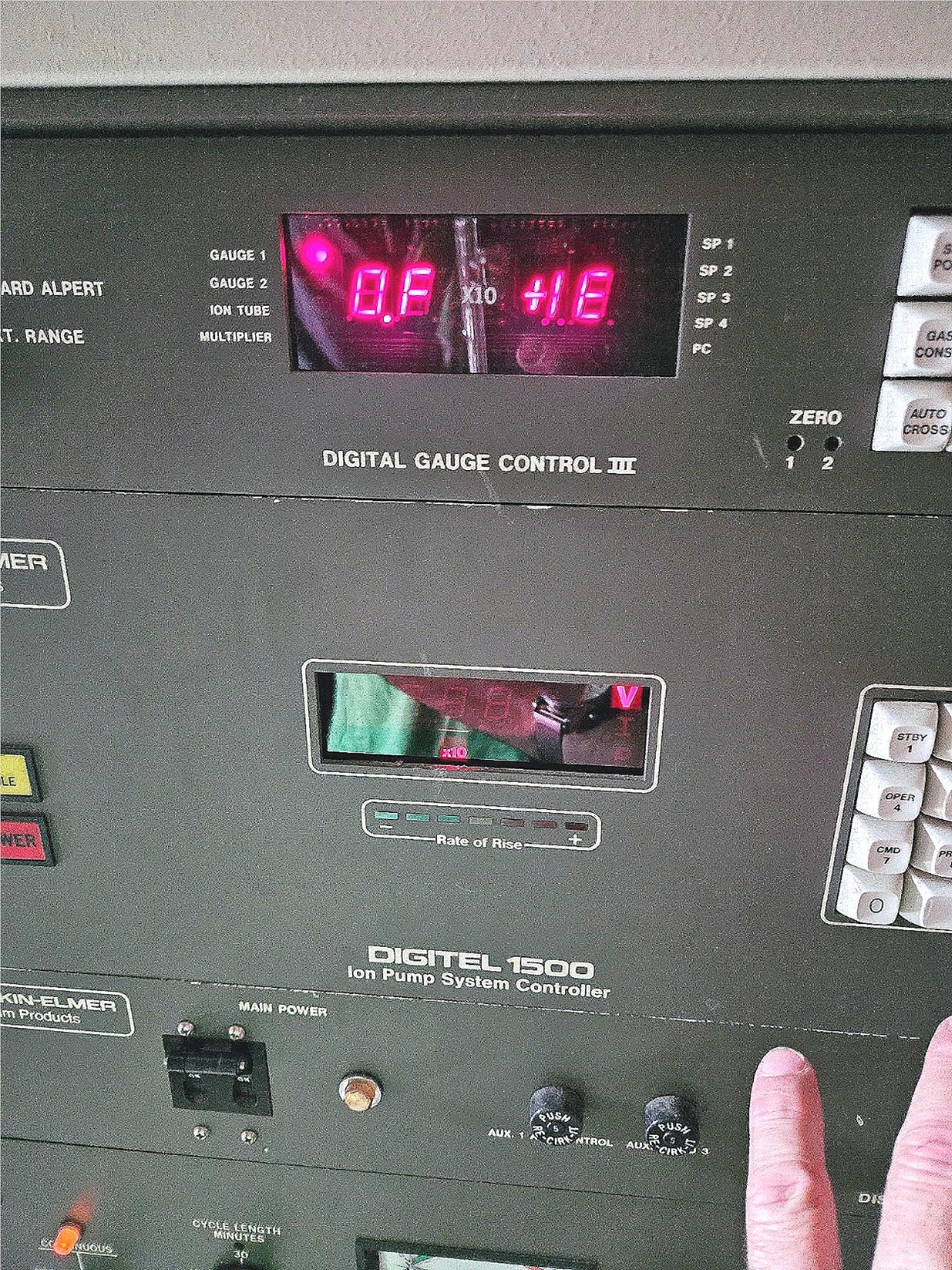 PERKIN-ELMER ULTRA HIGH VACUUM 32-100 / 11-010 ION ELECTRON CHROMATOGRAPH SYSTEM