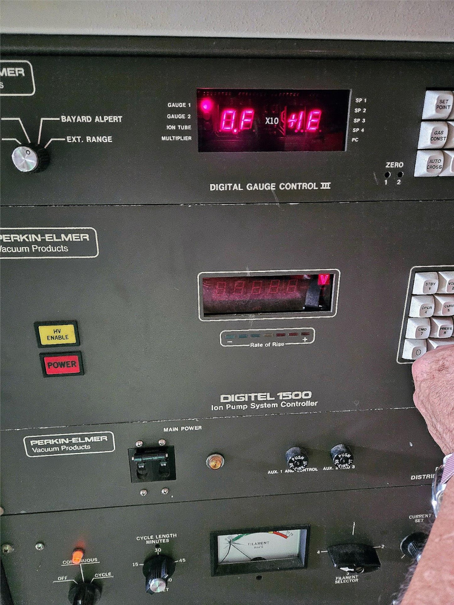 PERKIN-ELMER ULTRA HIGH VACUUM 32-100 / 11-010 ION ELECTRON CHROMATOGRAPH SYSTEM