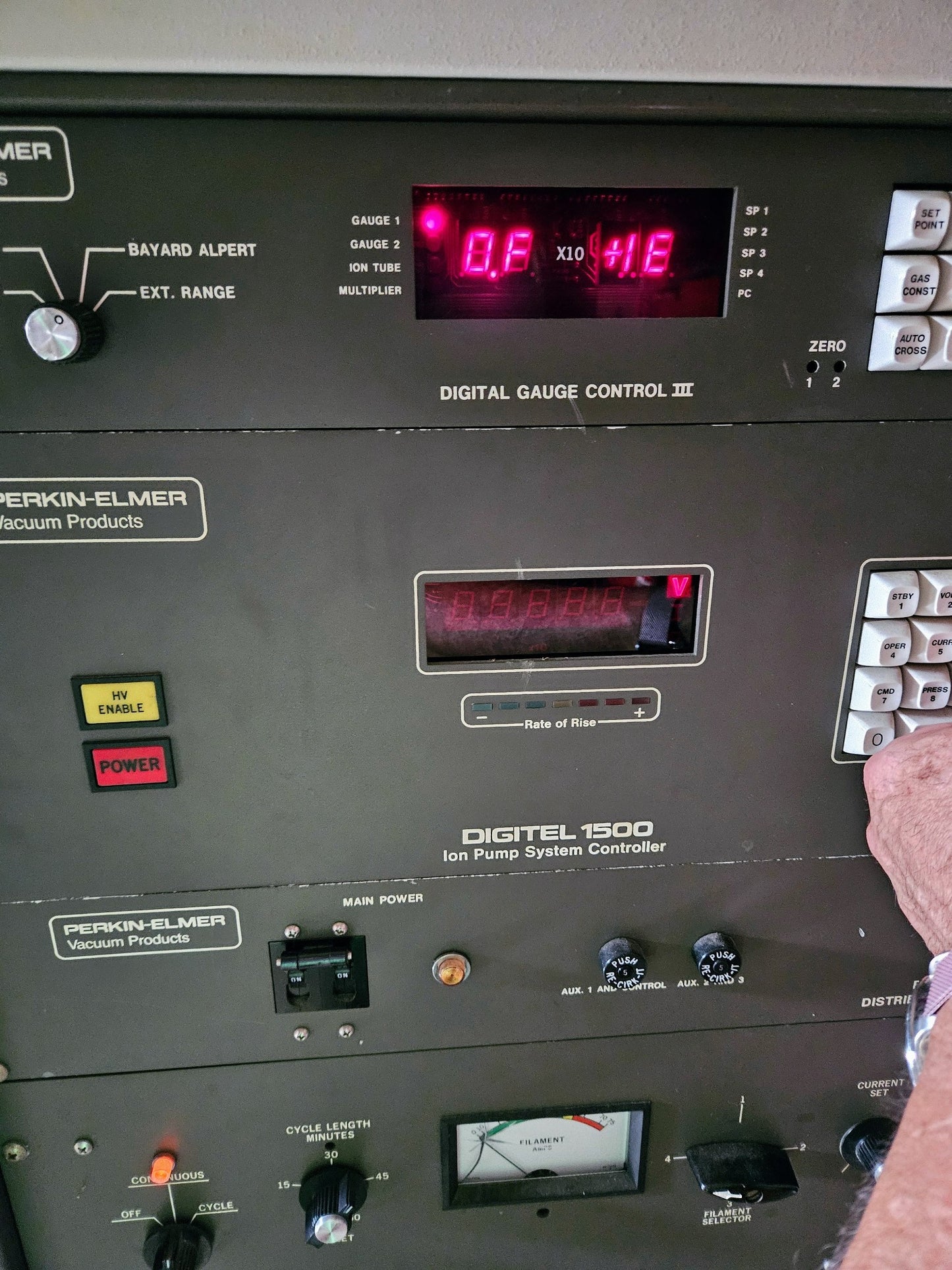 PERKIN-ELMER ULTRA HIGH VACUUM 32-100 / 11-010 ION ELECTRON CHROMATOGRAPH SYSTEM