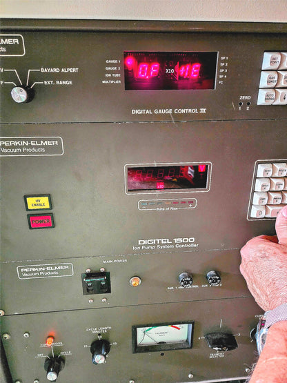 PERKIN-ELMER ULTRA HIGH VACUUM 32-100 / 11-010 ION ELECTRON CHROMATOGRAPH SYSTEM