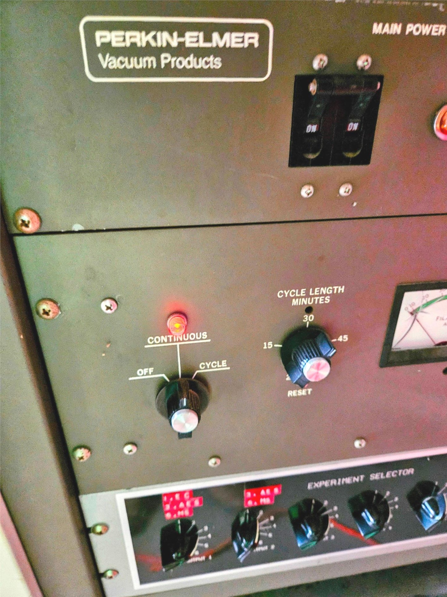 PERKIN-ELMER ULTRA HIGH VACUUM 32-100 / 11-010 ION ELECTRON CHROMATOGRAPH SYSTEM