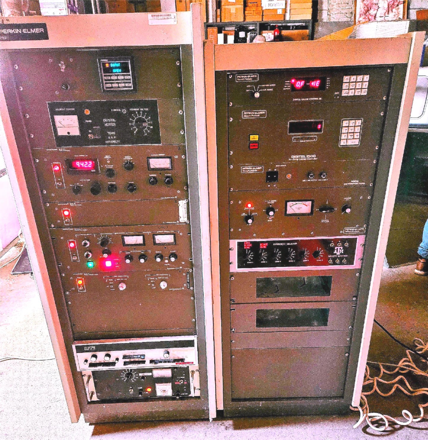 PERKIN-ELMER ULTRA HIGH VACUUM 32-100 / 11-010 ION ELECTRON CHROMATOGRAPH SYSTEM