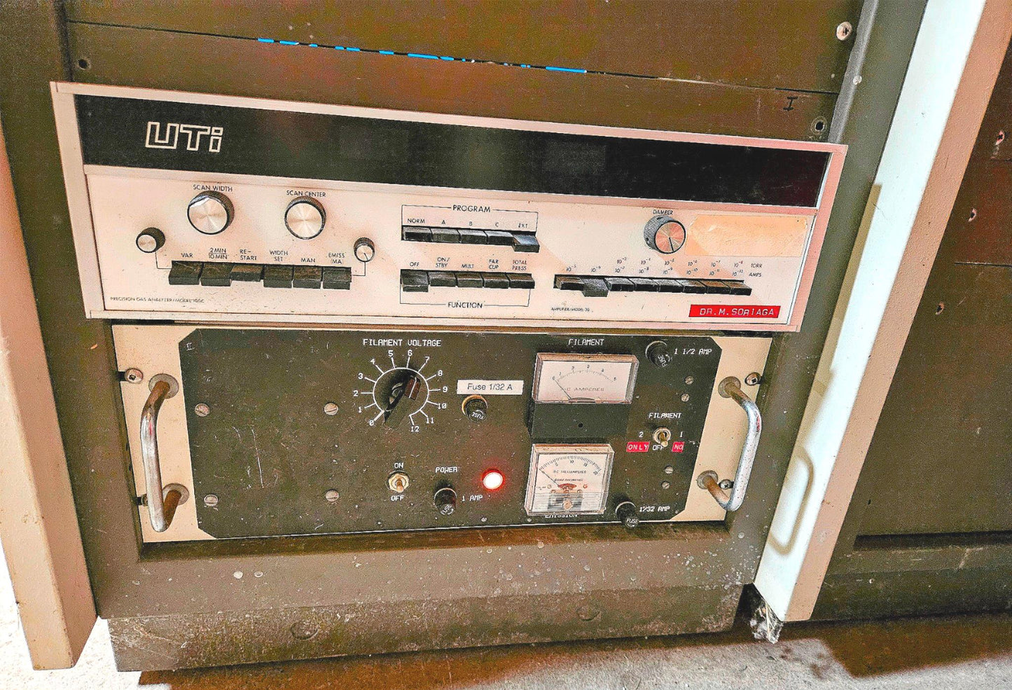 PERKIN-ELMER ULTRA HIGH VACUUM 32-100 / 11-010 ION ELECTRON CHROMATOGRAPH SYSTEM