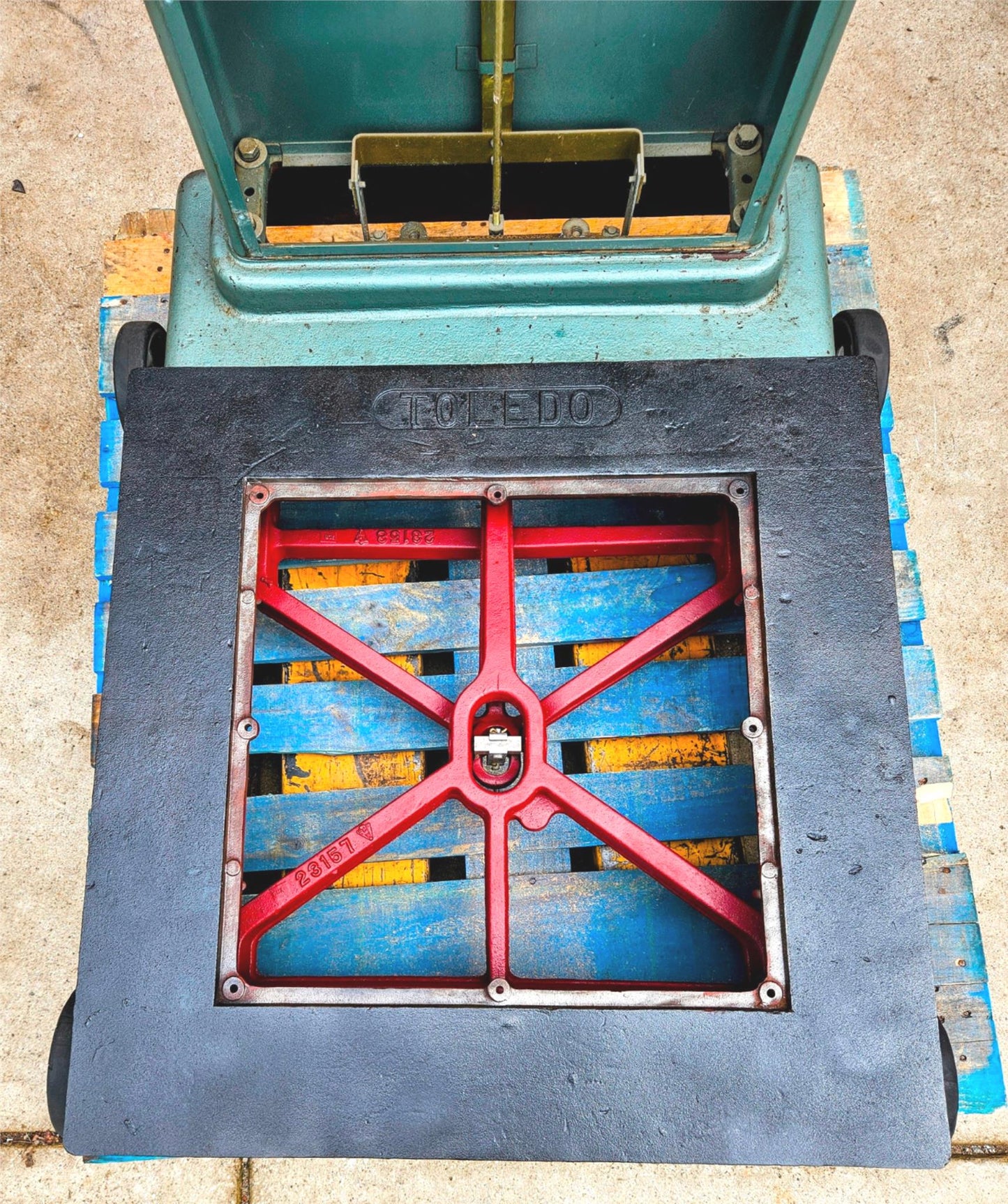 PERFECT VINTAGE ORIGINAL TOLEDO 750LB BEAM & DIAL PLATFORM GRAIN SCALE FREE SHIP